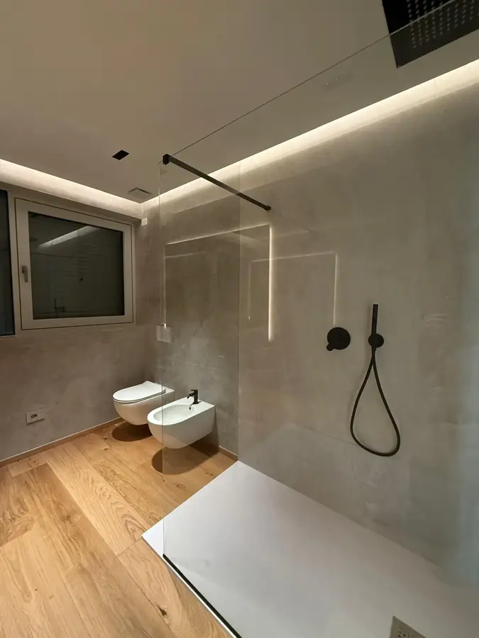 Bagno moderno con pareti e soffitto decorati in resina