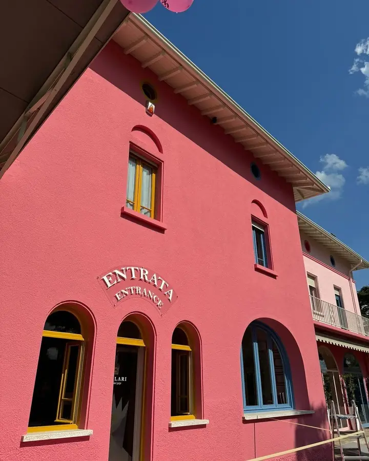 Cantina con facciata rosa tinteggiata
