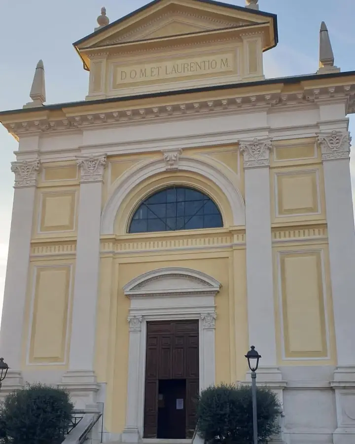 Facciata di chiesa tinteggiata con colori chiari