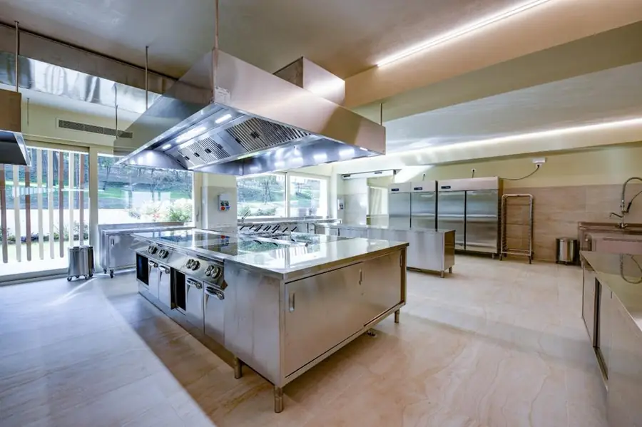 Cucina professionale ristorante tinteggiata e rifinita