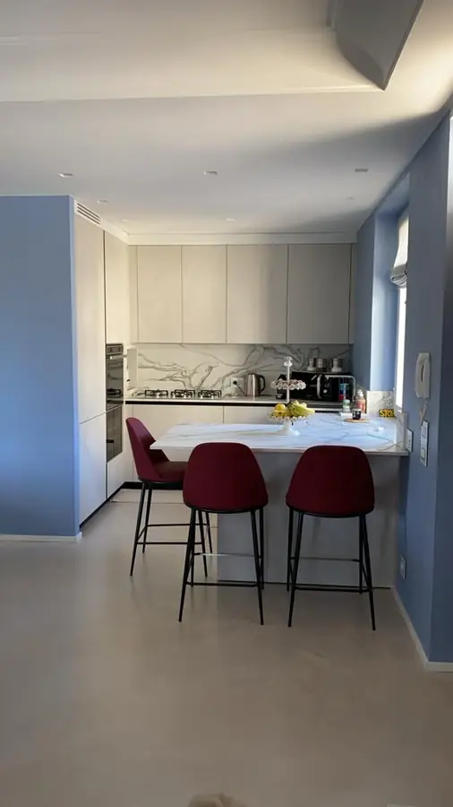 Cucina tinteggiata con pareti azzurre
