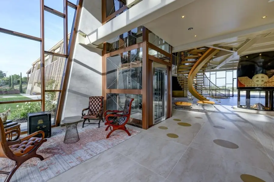 Hall di ingresso con pavimento e finiture moderne