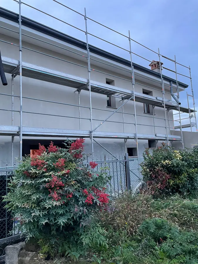 Cantiere di isolamento termico con ponteggi su edificio