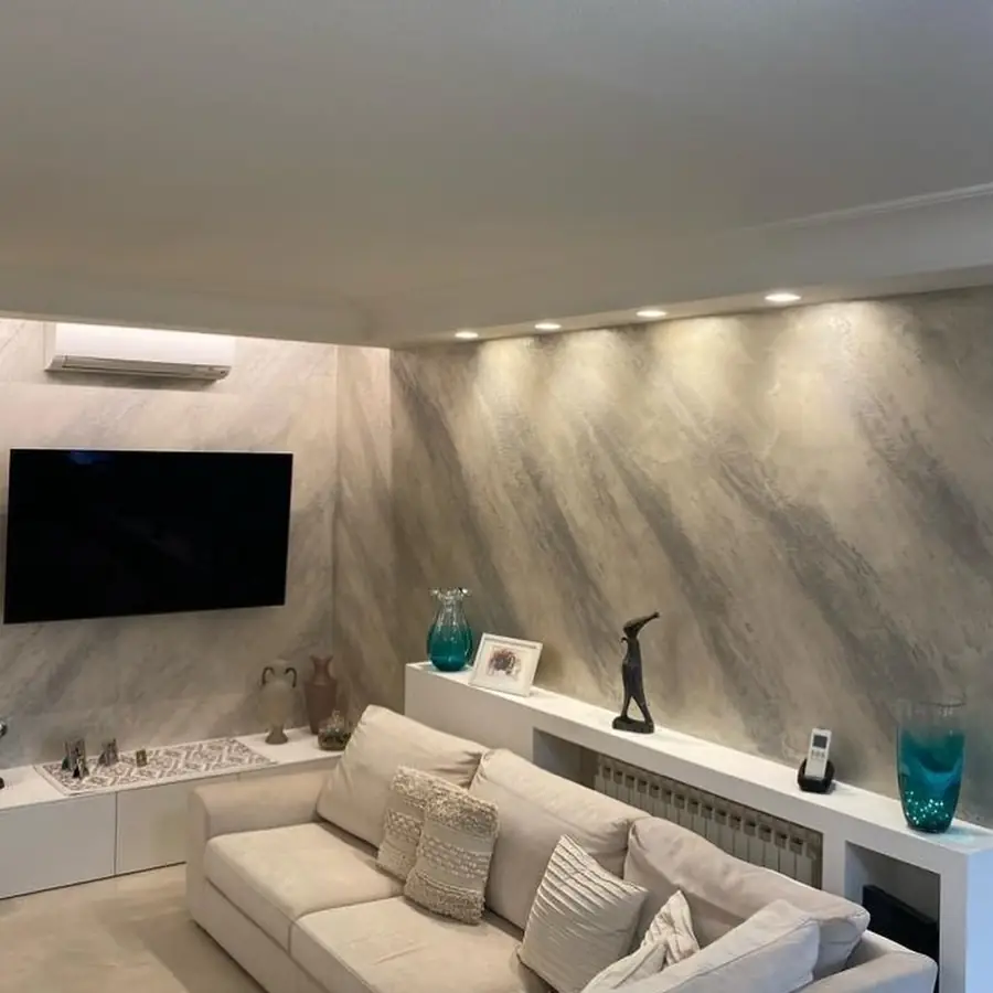 Soggiorno con parete decorativa effetto pietra