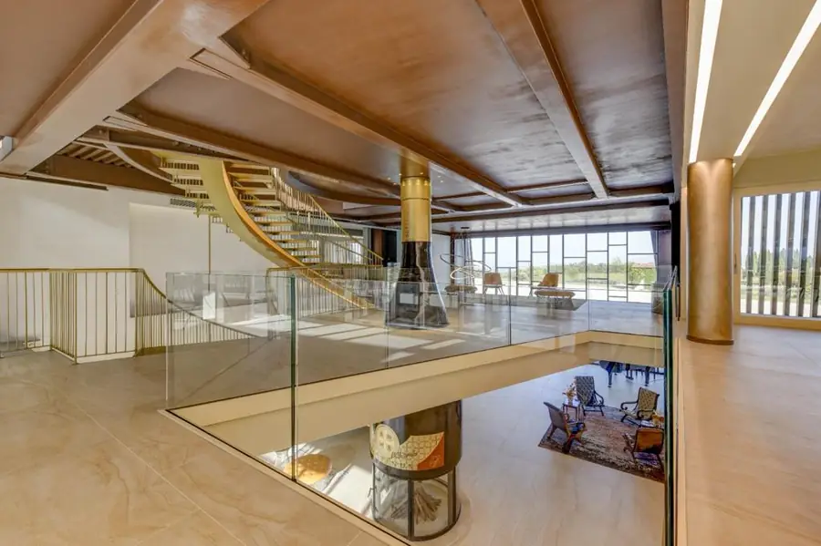 Salone ristorante con finiture decorative e soffitto lavorato